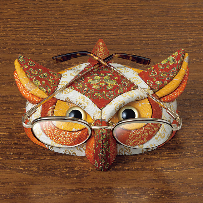 木目込人形／龍村裂フクロウの眼鏡置き