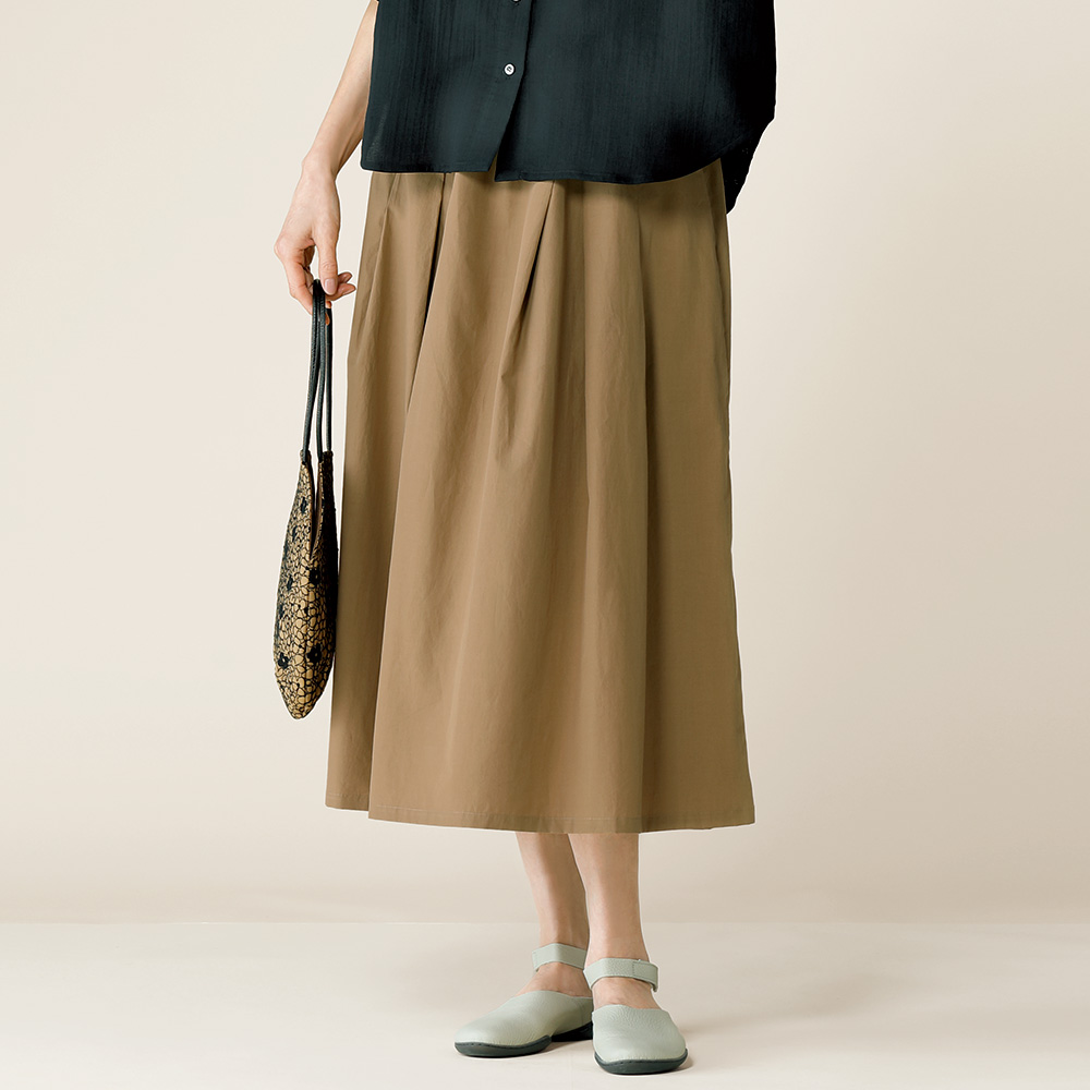 ナチュラルな風合いを楽しむタックスカート