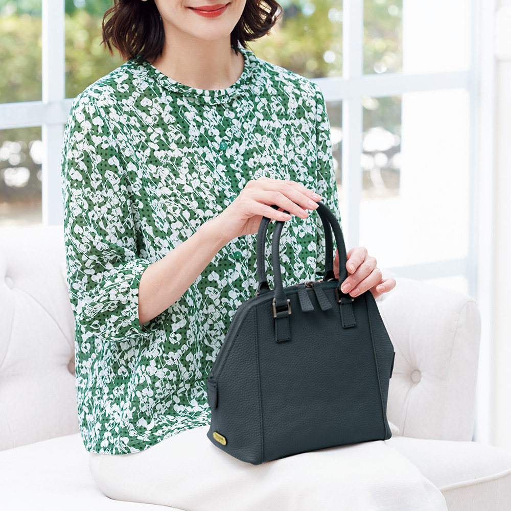 シュリンク加工レザーの2ウェイバッグ