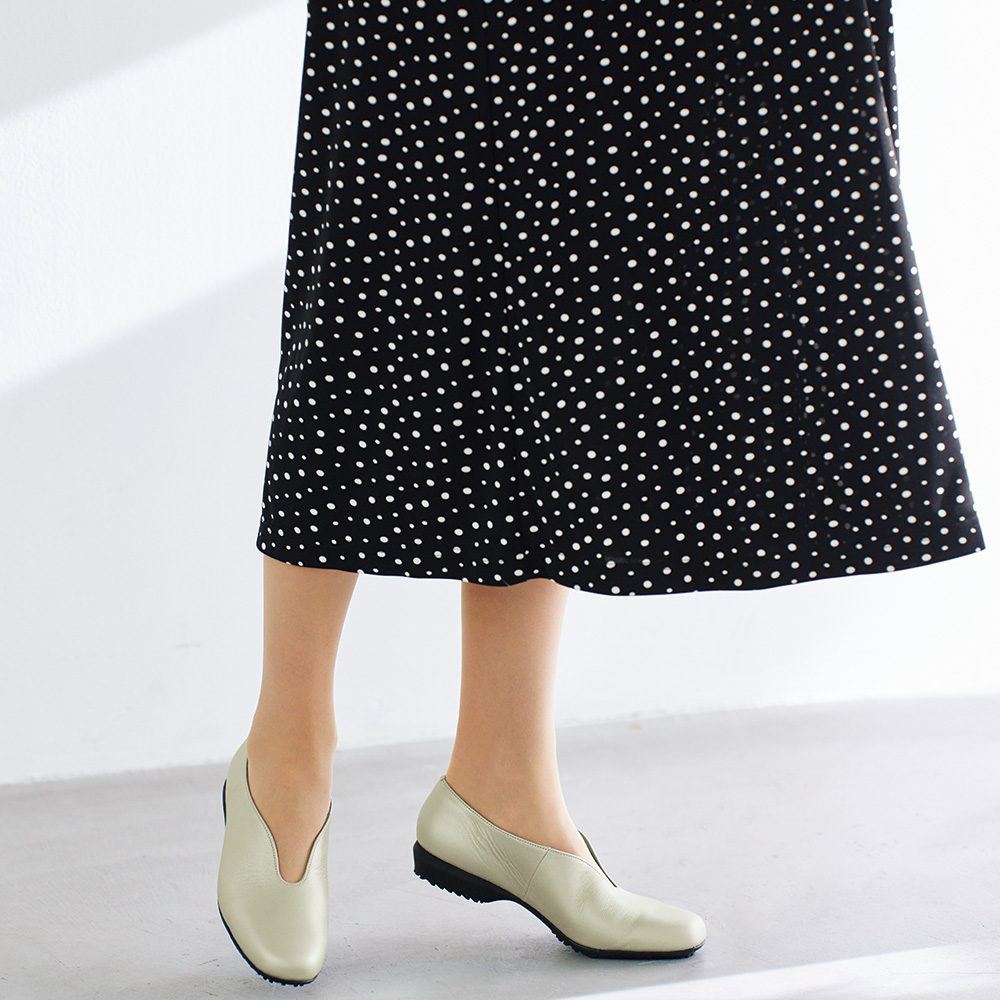 カットデザインスリップオンシューズ