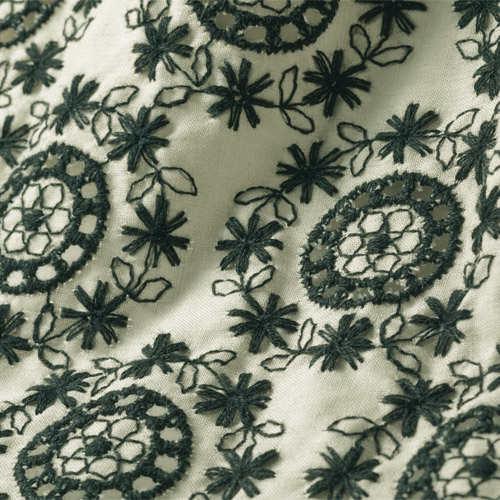 フラワーリース刺しゅうのスカート