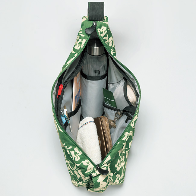 フラワー柄の背中に沿うボディバッグ