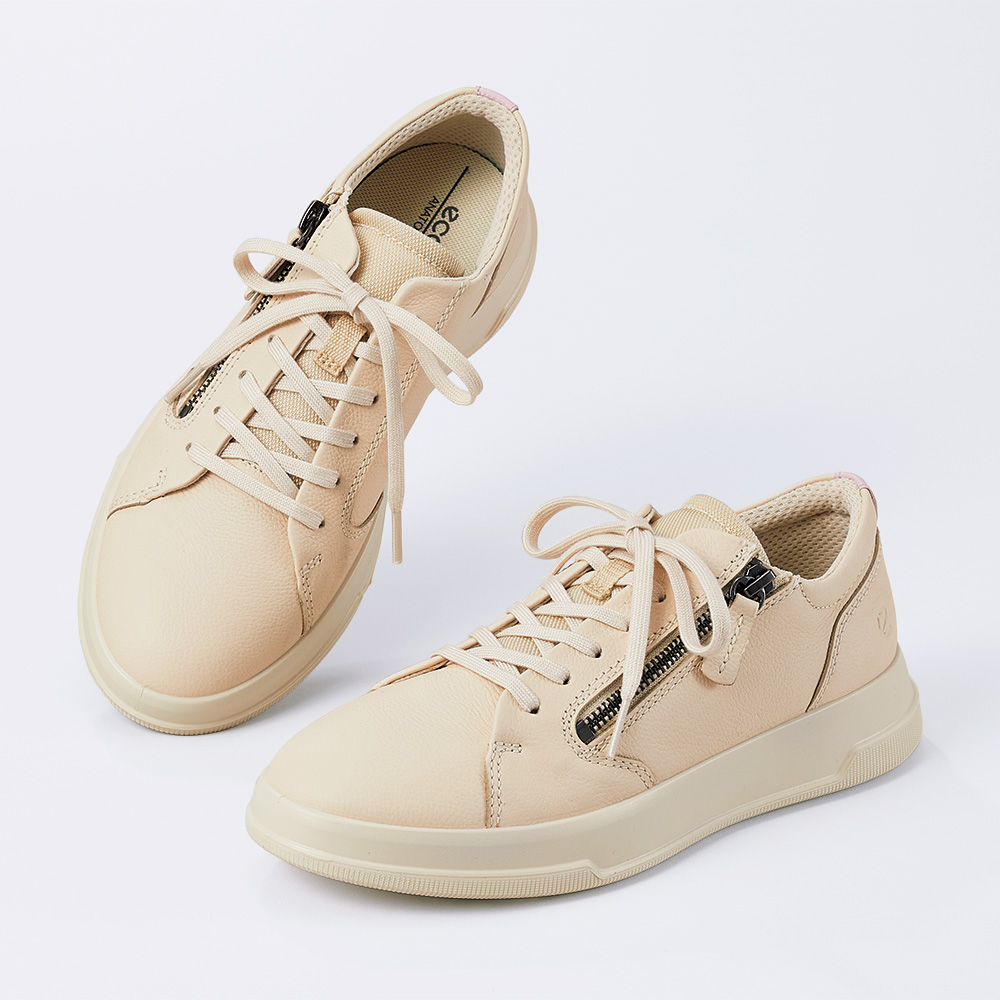 ファスナー付きスニーカー