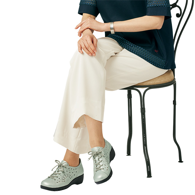 快適フィットのパンチングスニーカー