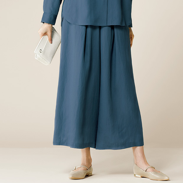 ツイル生地のフレアーパンツ