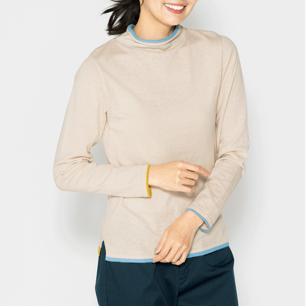 二重襟ハイネックのプルオーバー