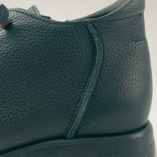 軽量ソールのエコレザースニーカー／内ボア付