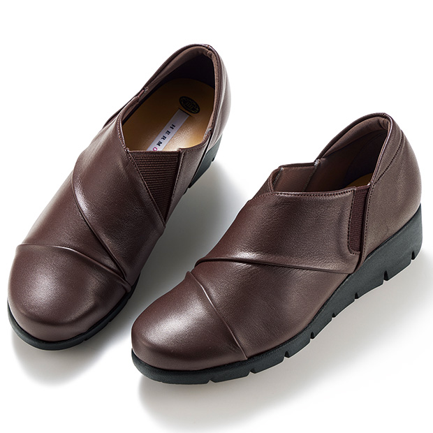 4E･柔らかレザーのスリップオンシューズ