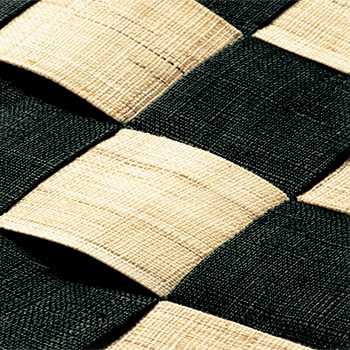 格子に組んだ手織り麻のポシェット