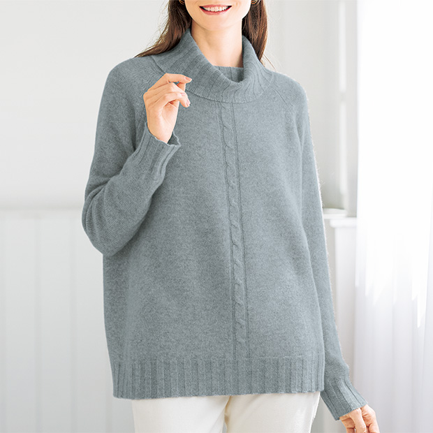 オフタートルネックのゆったりカシミヤセーター