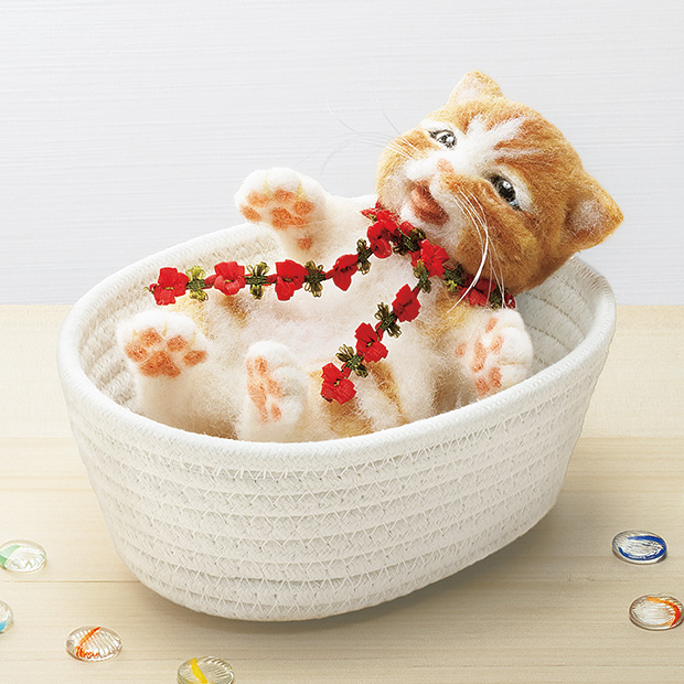 羊毛フェルト人形「籠入り子猫」
