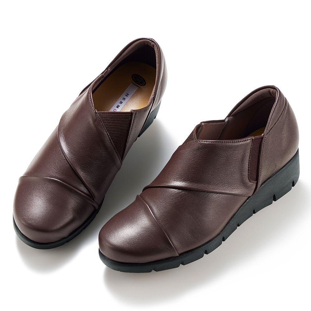 4E・柔らかレザーのスリップオンシューズ