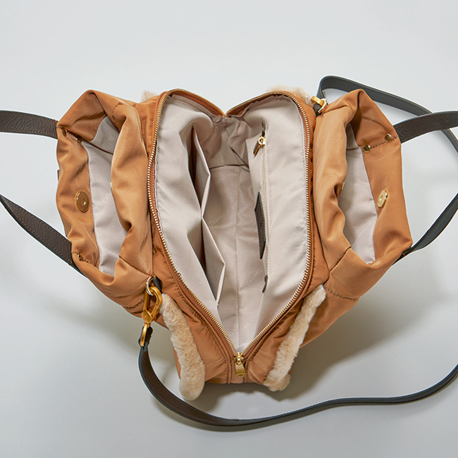 ムートン使いのふかふか三層バッグ