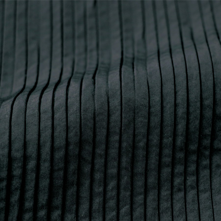 ゆったりスタイルのプリーツコート