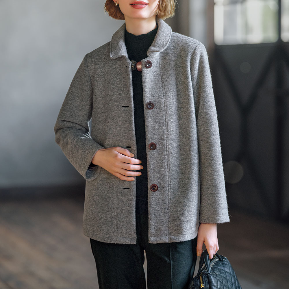 軽やかなウール混コート