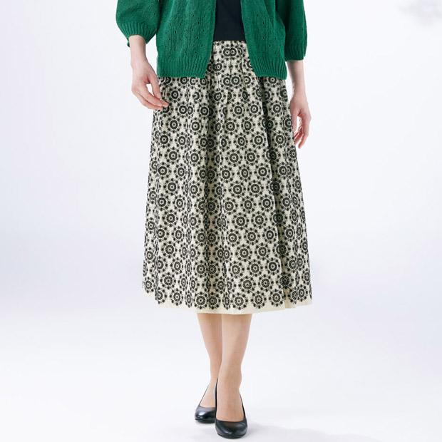 フラワーリース刺しゅうのスカート