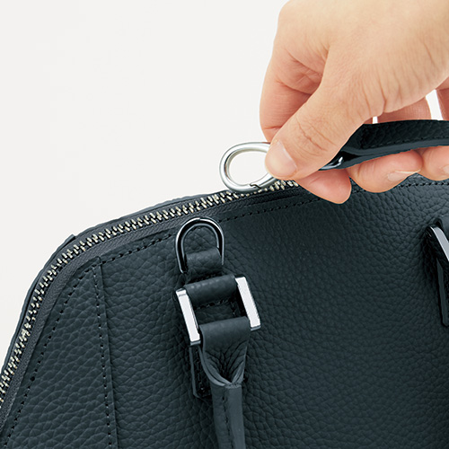 シュリンク加工レザーの2ウェイバッグ