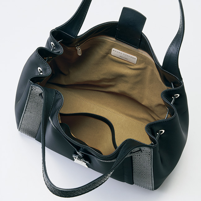 パイソンレザー使いのナイロンバッグ／当社限定モデル