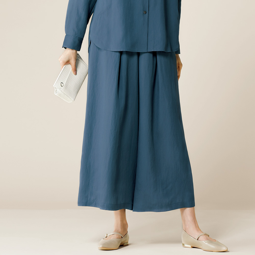 ツイル生地のフレアーパンツ