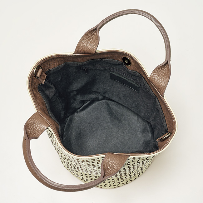 パンチングレザーの2ウェイバッグ
