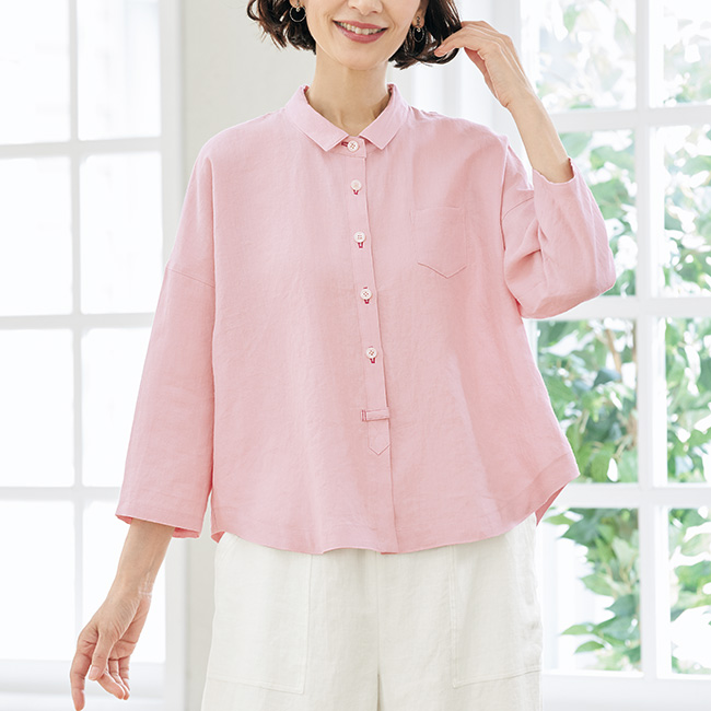 高密度リネンの背面タック七分袖ブラウス
