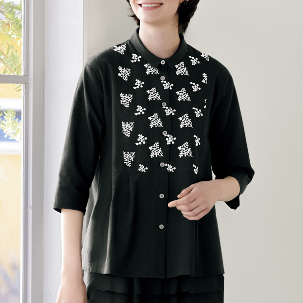 胸元刺しゅう使い切り替えブラウス