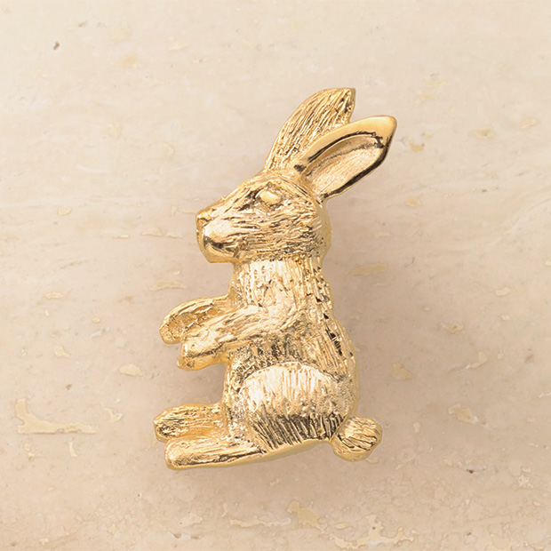 ゴールドの彫金ピンズ／ウサギ