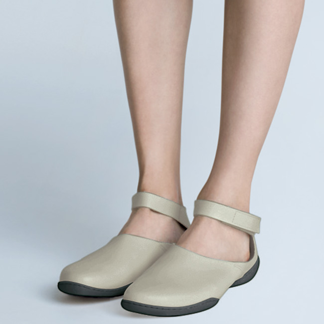 ストラップシューズ