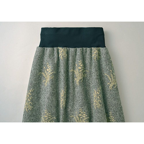 刺しゅうのウール混スカート