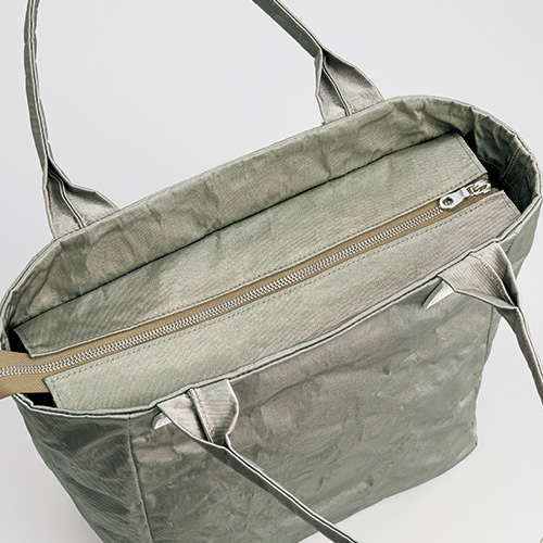 驚くほど軽いナイロンの肩掛けトートバッグ