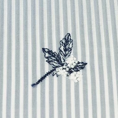 小花刺しゅう入りストライプブラウス