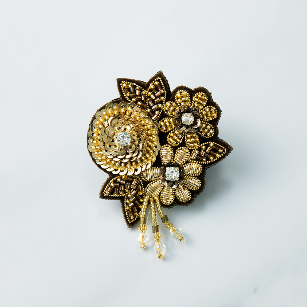 花のビーズ刺繍ブローチ