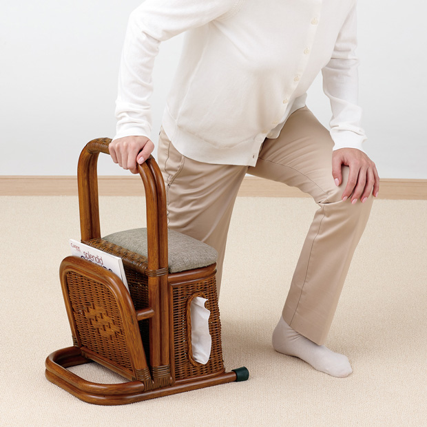 籐製つかまり立ち台／小物入れ付