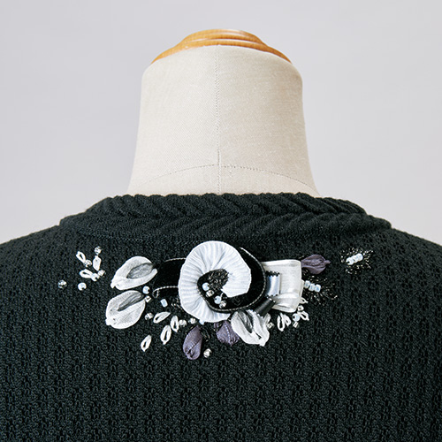 手刺しゅう入りノーカラージャケット／花かご