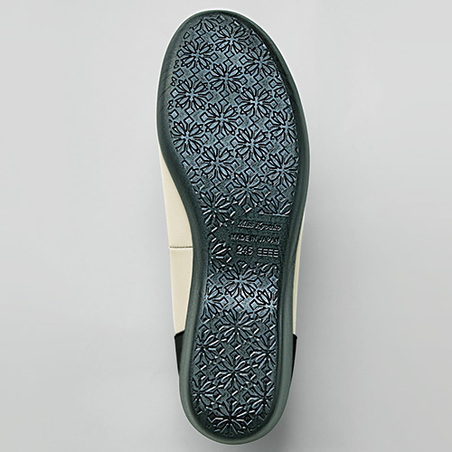 エナメルコンビの撥水フラットシューズ