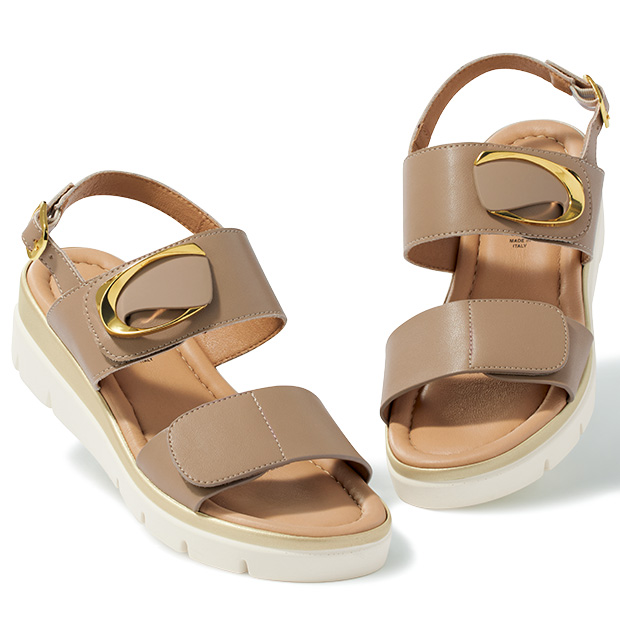 ストラップサンダル