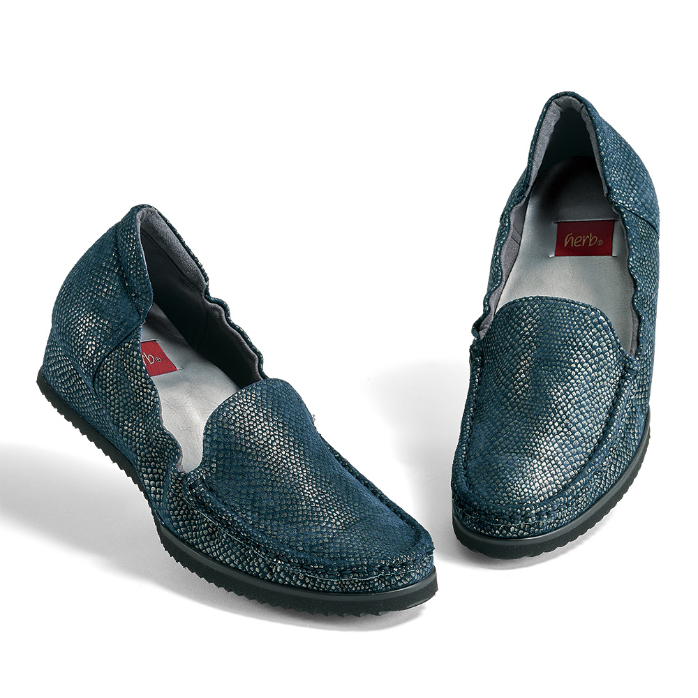 柔らかソールの4E軽量シューズ