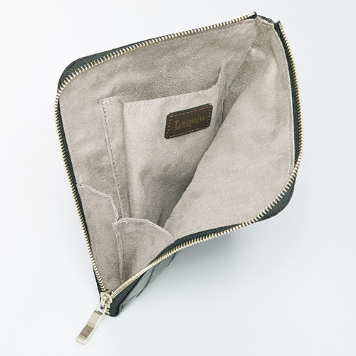 マットクロコダイルのコンパクトショルダーバッグ