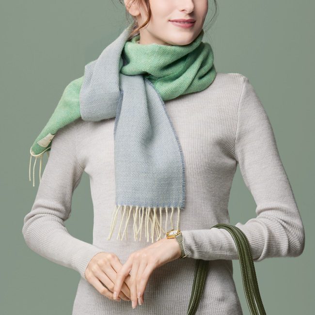 バイカラーのウールマフラー