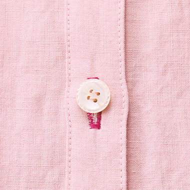 高密度リネンの背面タック七分袖ブラウス