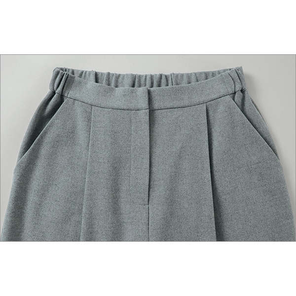 タック入りストレートパンツ