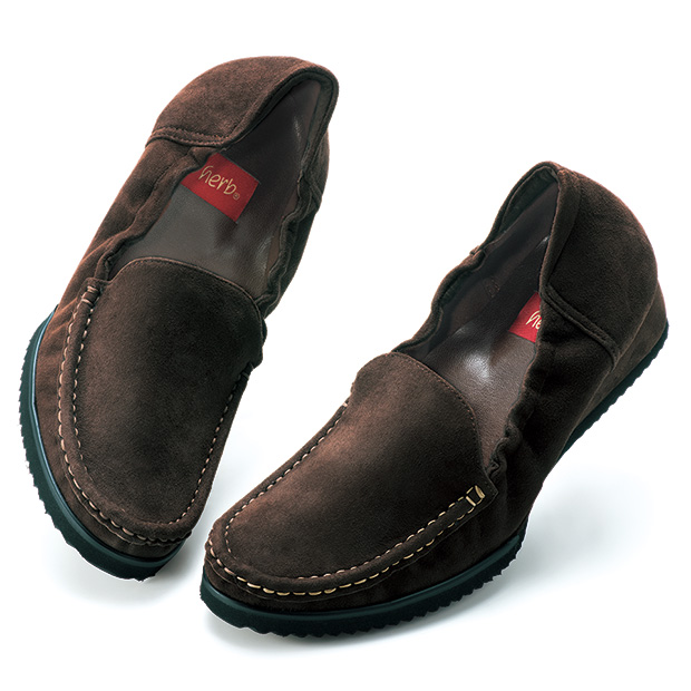 柔らかソールの4E軽量シューズ