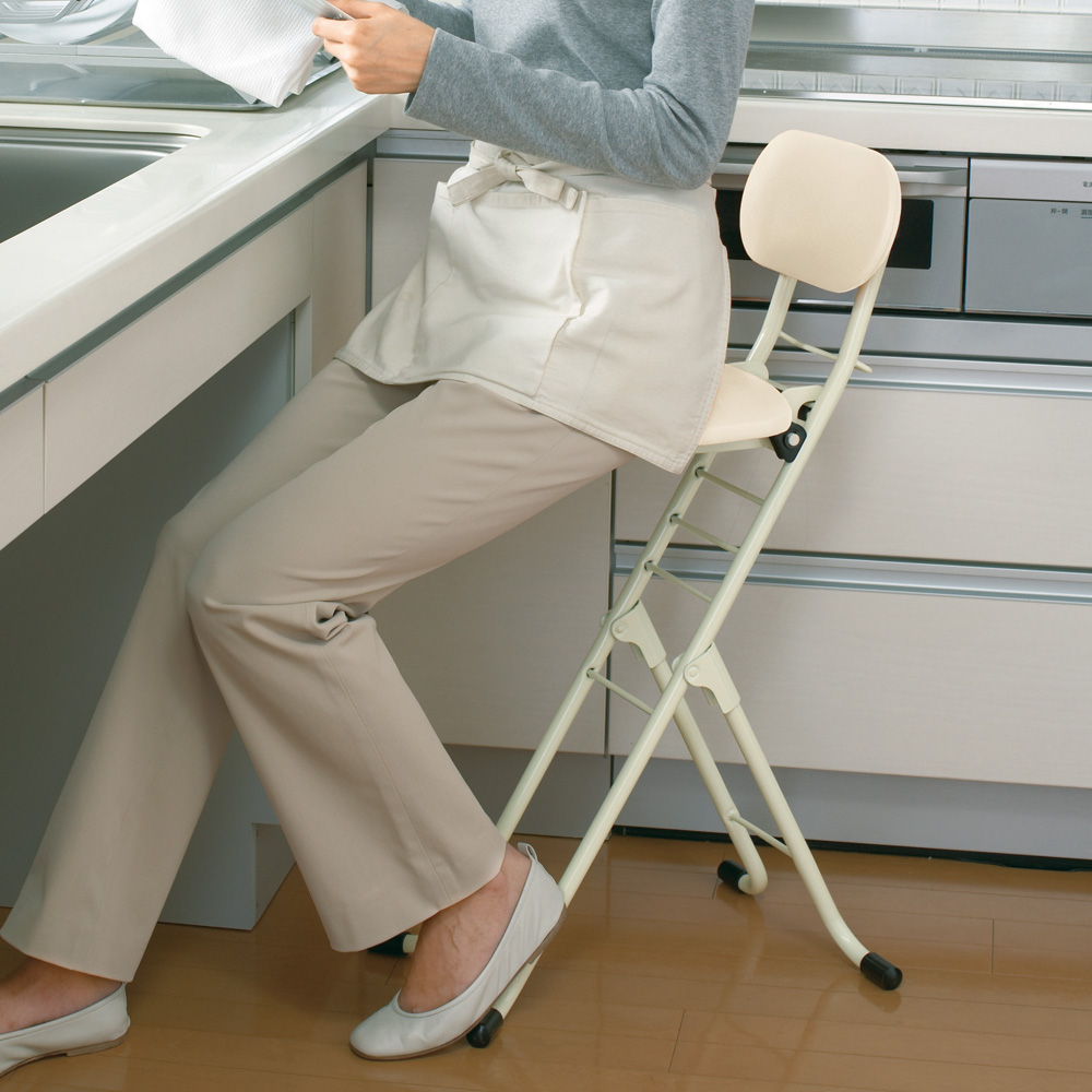 背もたれがスイングする折畳み椅子