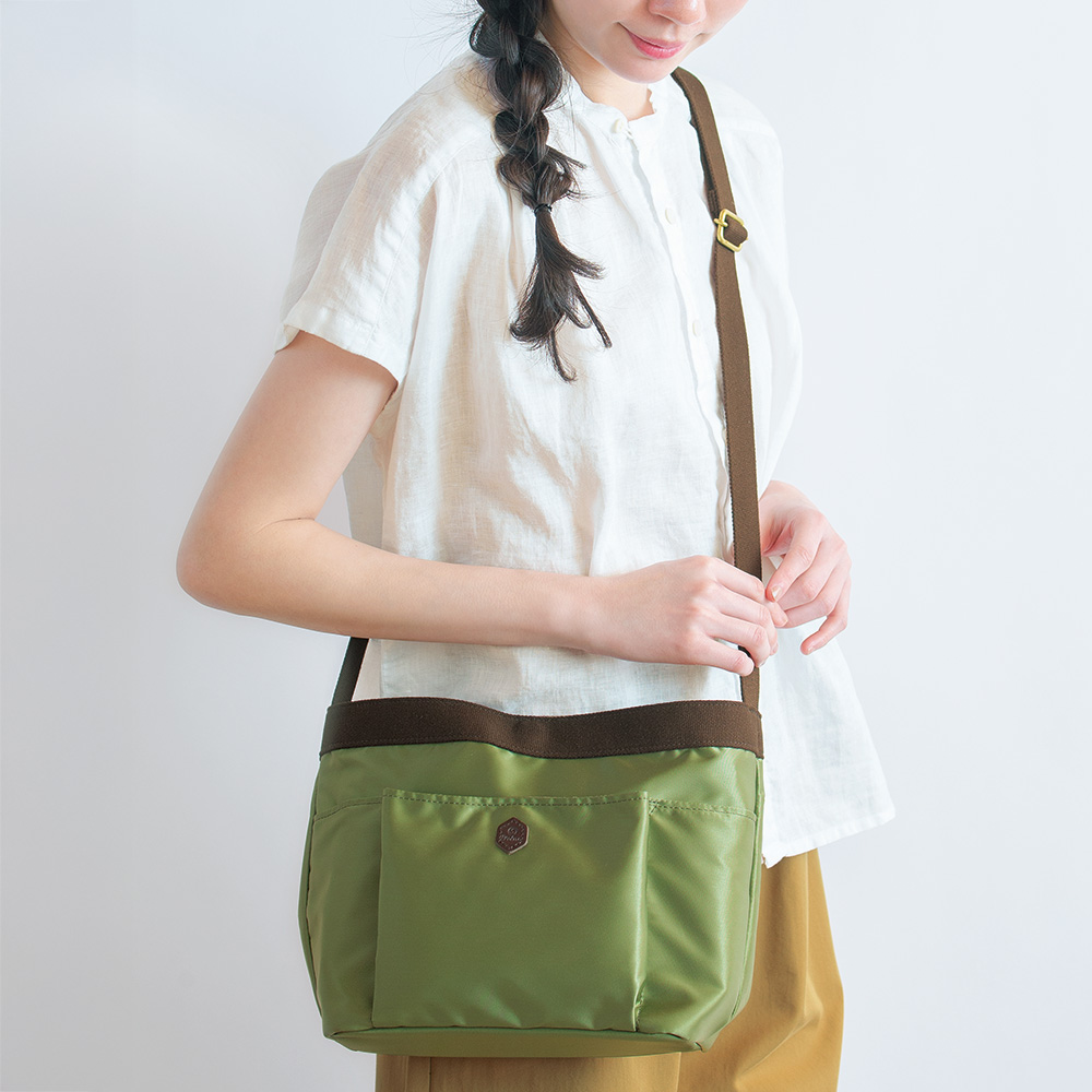 ナイロンショルダーバッグ