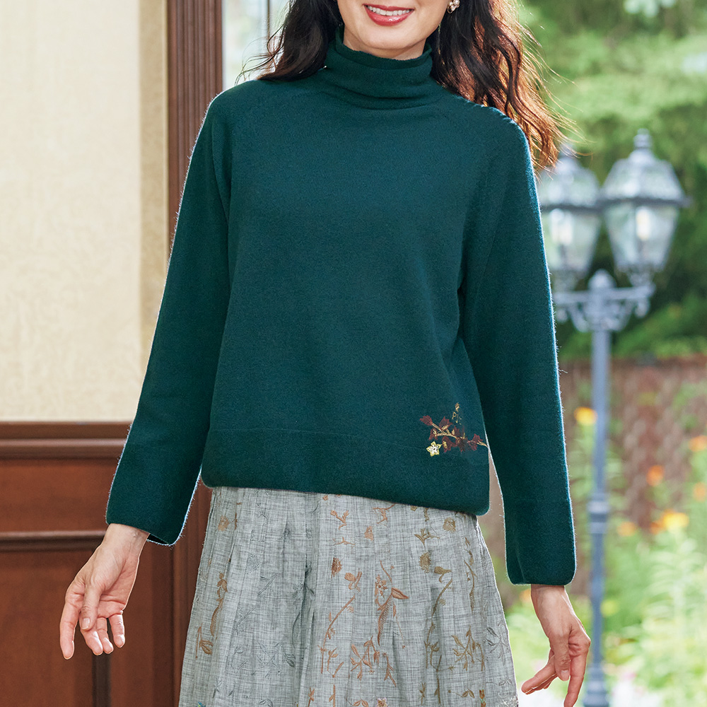 刺しゅう入りハイネックニットプルオーバー
