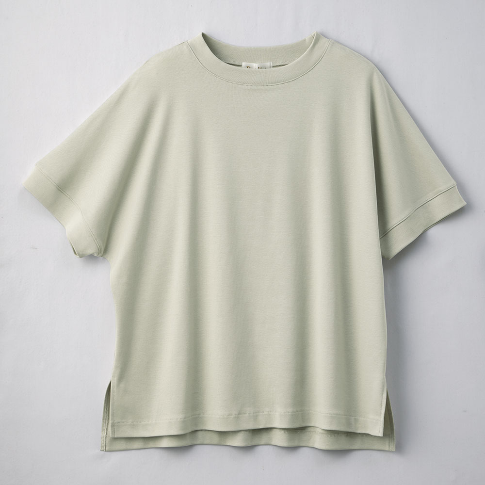 ゆったりシルエットのプルオーバー