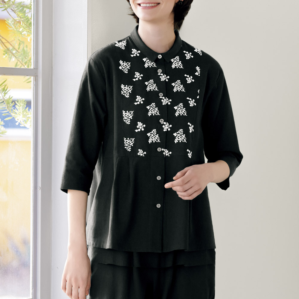 胸元刺しゅう使い切り替えブラウス