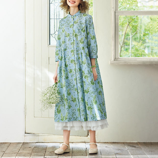 かすみ草とレースフラワーのプリントワンピース