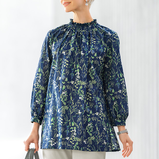 フラワープリントシャーリングネックブラウス