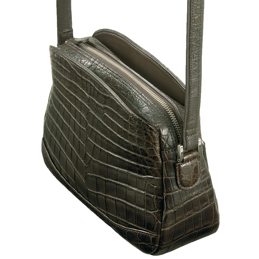マットクロコのショルダーバッグ